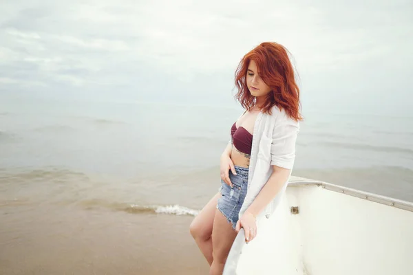Csinos lány a strandon — Stock Fotó