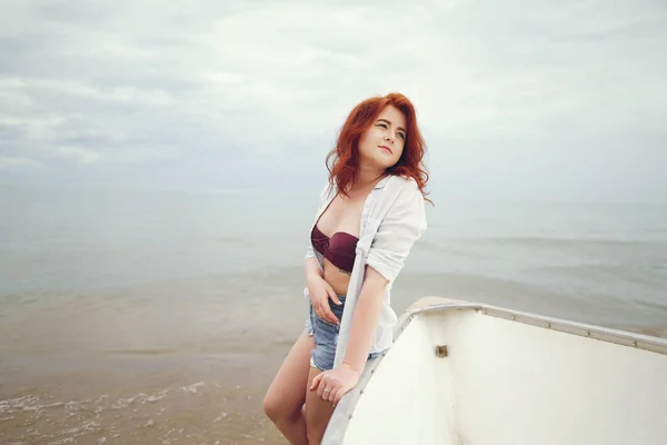 Bella ragazza in una spiaggia — Foto Stock
