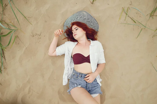 Mooi meisje in een strand — Stockfoto