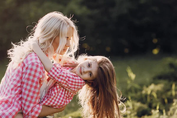 Ung familj mor och dotter — Stockfoto