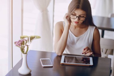 Gözlüklü esmer güzel