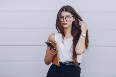 Gözlüklü esmer güzel