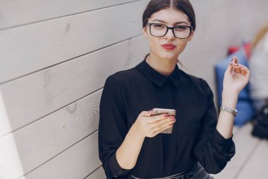 Gözlüklü esmer güzel