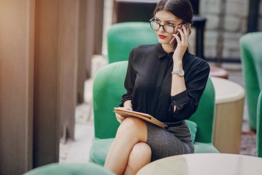 Gözlüklü esmer güzel