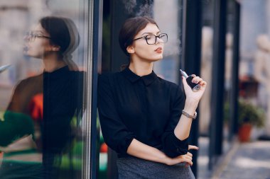 Gözlüklü esmer güzel