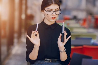 Gözlüklü esmer güzel