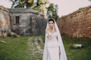 Beyaz elbisesi içinde gelin