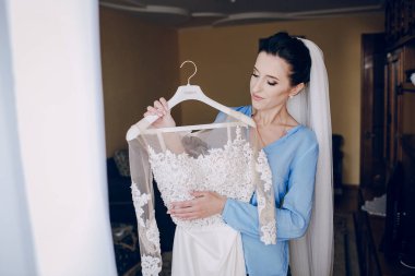 Gelin beyaz elbise ile