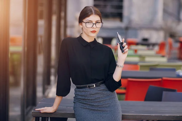 Hermosa morena con gafas — Foto de Stock