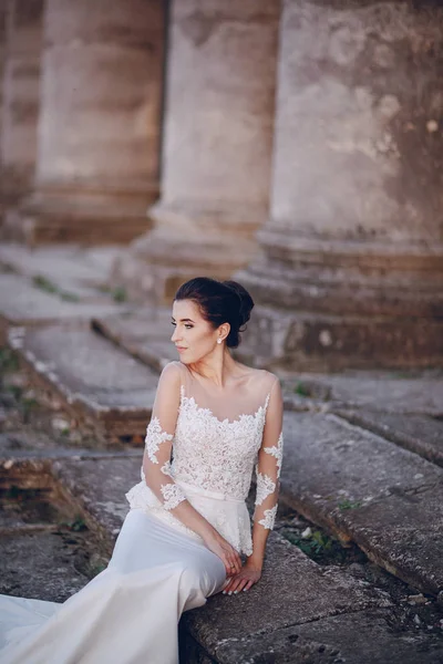 Novia en vestido blanco —  Fotos de Stock