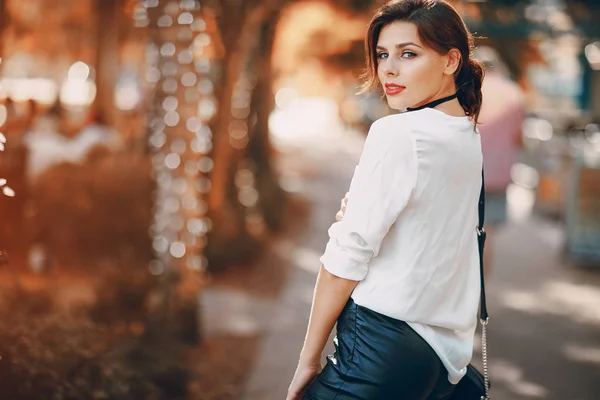 Menina bonita na rua — Fotografia de Stock