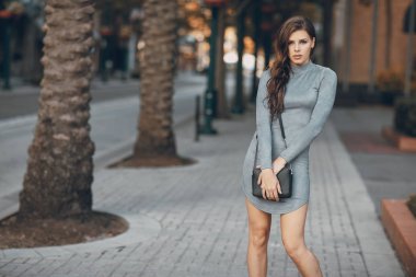 güneşli bir günde bir parkta poz güzel kız