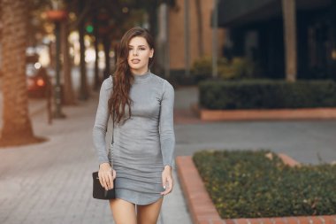 Sokaktaki güzel kız