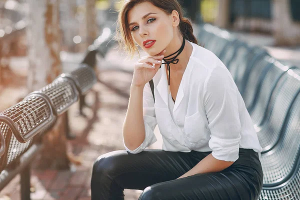 Hermosa chica en la calle — Foto de Stock