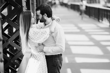 bir şehirde zarif çift