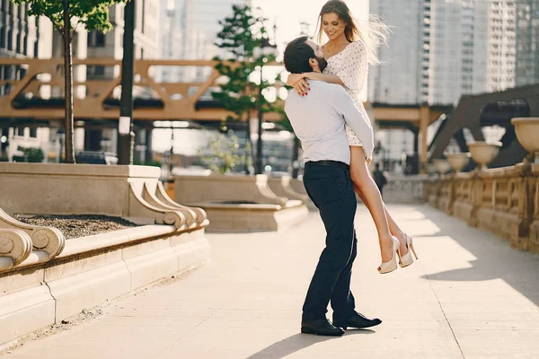 Casal elegante em uma cidade — Fotografia de Stock