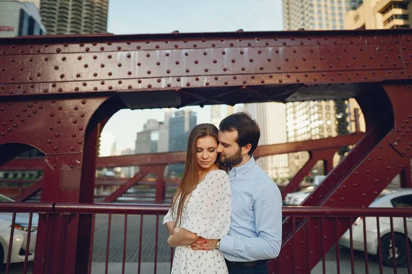 Casal elegante em uma cidade — Fotografia de Stock