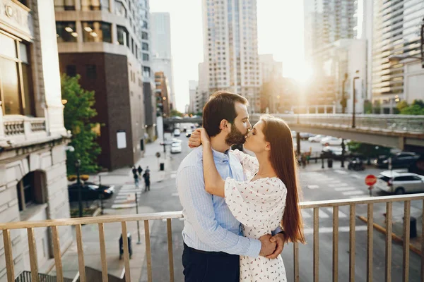 Coppia elegante in una città — Foto Stock