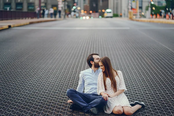 Couple élégant dans une ville — Photo