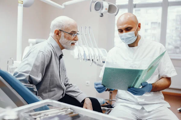 Viejo sentado en el consultorio de dentistas — Foto de Stock