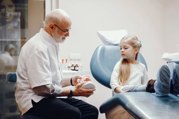 Cute little girl sitting in the dentists office — Stock Photo, Image