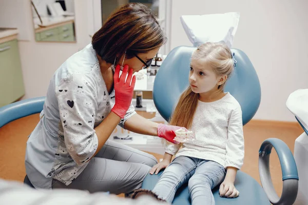 Süßes kleines Mädchen sitzt in der Zahnarztpraxis — Stockfoto