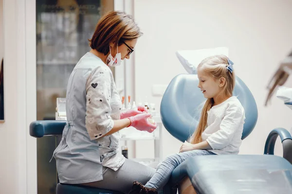 Ładna dziewczynka siedzi w biurze Dentyści — Zdjęcie stockowe