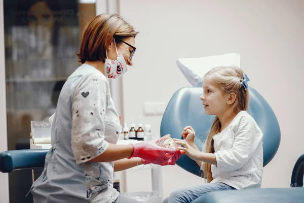 Schattig klein meisje zitten in het kantoor van de tandartsen — Stockfoto
