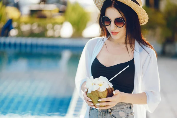 Menina beber suco fresco de um coco — Fotografia de Stock