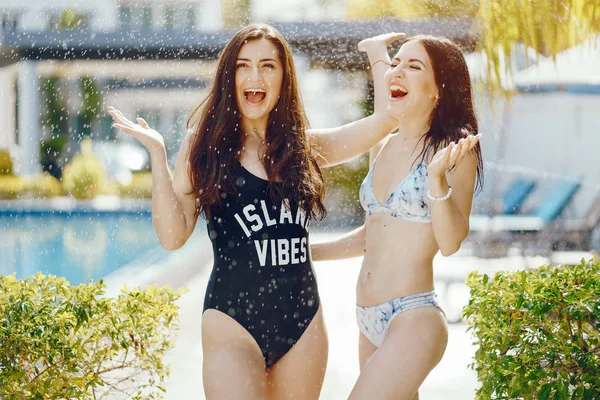 Duas meninas se divertindo na piscina — Fotografia de Stock