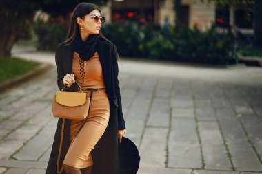 Şık bir kız şehirde yürüyor