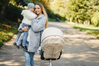 yürümeye başlayan çocuk ile genç anne