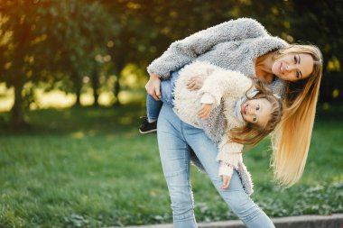 yürümeye başlayan çocuk ile genç anne