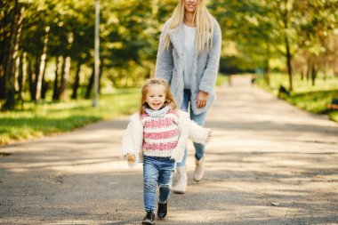 yürümeye başlayan çocuk ile genç anne