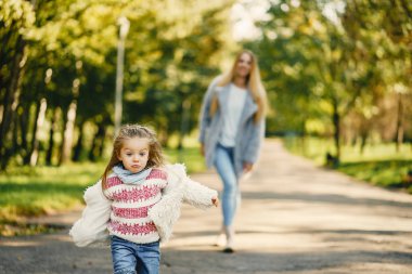 yürümeye başlayan çocuk ile genç anne