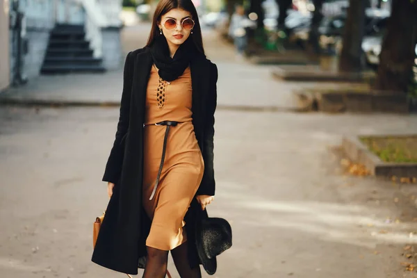 Stylish girl walking through the city — Stock Photo, Image