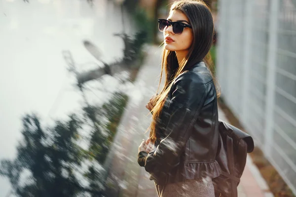 Ragazza alla moda a piedi attraverso la città — Foto Stock