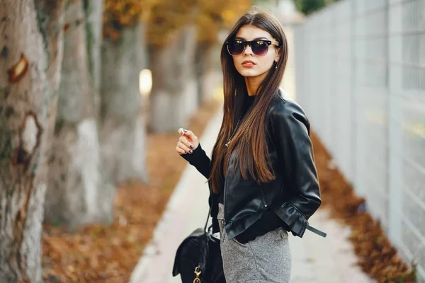 Stylish girl walking through the city — Stock Photo, Image