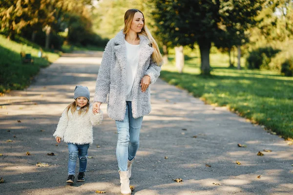 Junge Mutter mit Kleinkind — Stockfoto