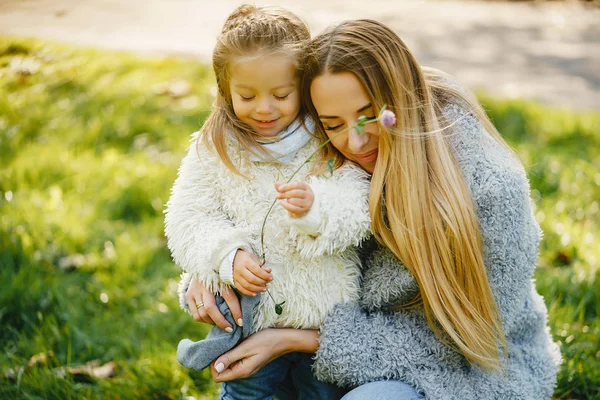 Junge Mutter mit Kleinkind — Stockfoto