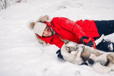 Güzel kadın bir köpekle oynamayı