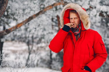 Yakışıklı adama bir puro duman içinde dışarıda