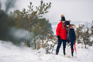 Güzel çift bir köpekle oynamayı