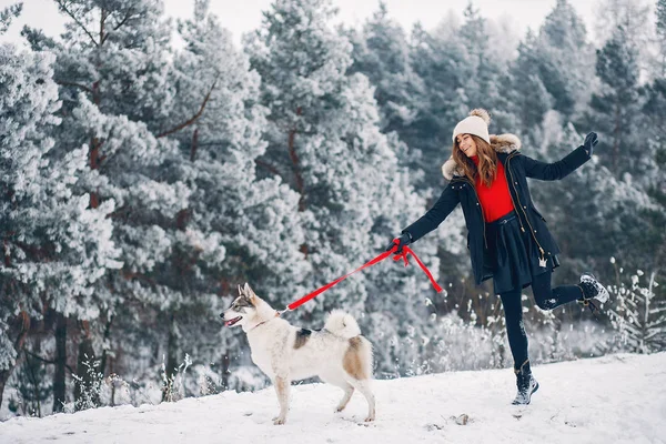 Belle femme jouant avec un chien — Photo