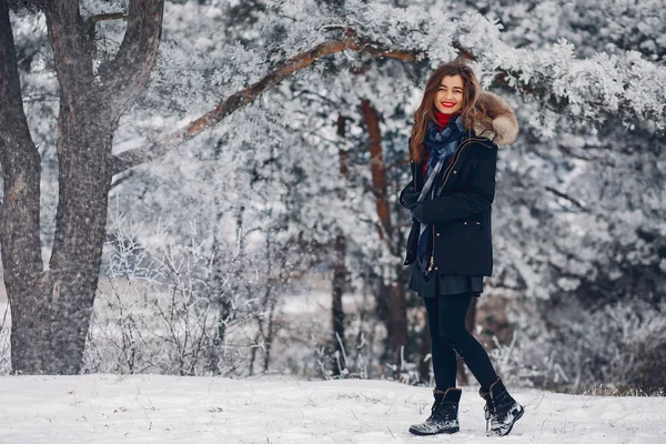 Menina elegante e jovem em um parque de inverno — Fotografia de Stock