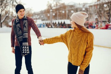 Bir Ice arena içinde şirin çift