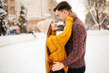 Bir Ice arena içinde şirin çift