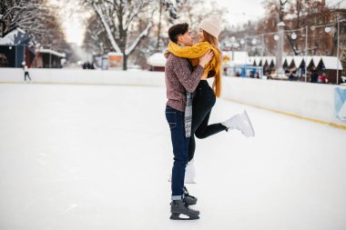 Bir Ice arena içinde şirin çift