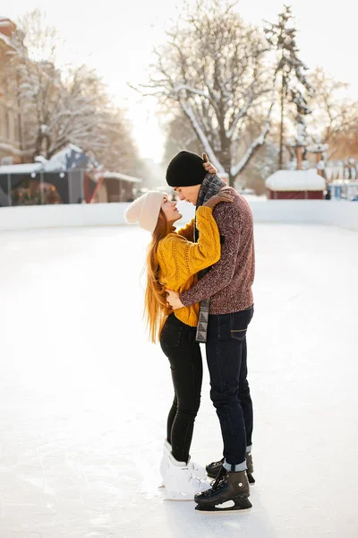 Χαριτωμένο ζευγάρι σε μια αρένα πάγου — Φωτογραφία Αρχείου