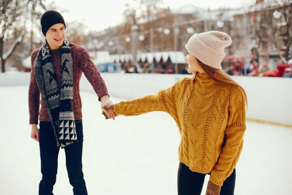 Bir Ice arena içinde şirin çift — Stok fotoğraf